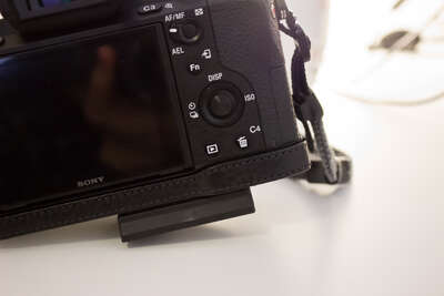 Gariz Leder Halbtasche Case für Sony A7II/A7rII Review Das Leder schützt nur das Case selbst und nicht die Kamera
