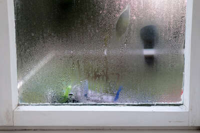 Nasse Fenster im Winter erklärt: Ursache und Tipps